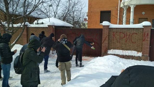 "Убийца майдановцев": активисты приехали под дом к Крысину, чтобы заставить его являться в суд