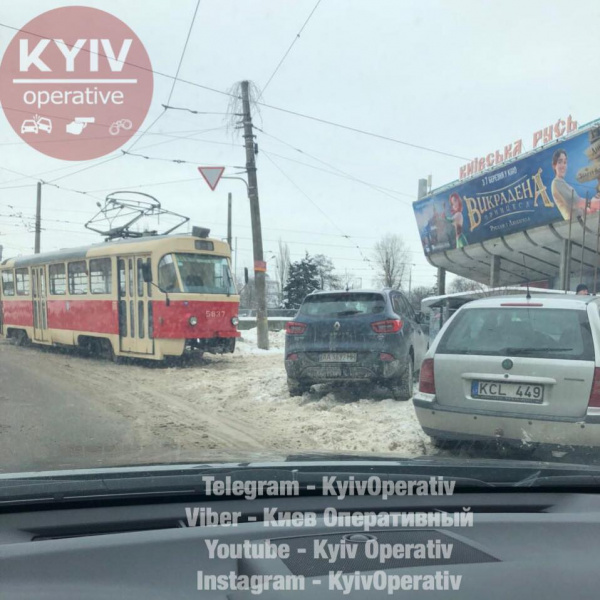 "Межа ідіотизму": у Києві нахабний "герой паркування" зупинив рух трамваїв