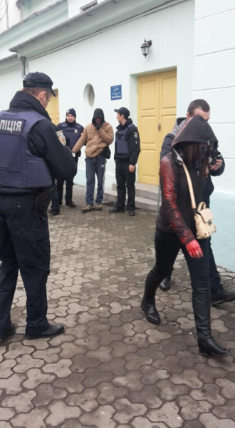 8 березня: в Ужгороді учасниць акції із захисту прав жінок облили фарбою (фото)