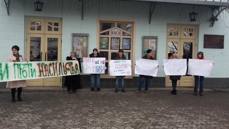 8 березня: в Ужгороді учасниць акції із захисту прав жінок облили фарбою (фото)