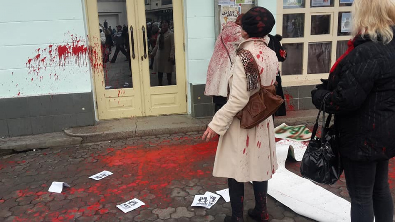 8 березня: в Ужгороді учасниць акції із захисту прав жінок облили фарбою (фото)