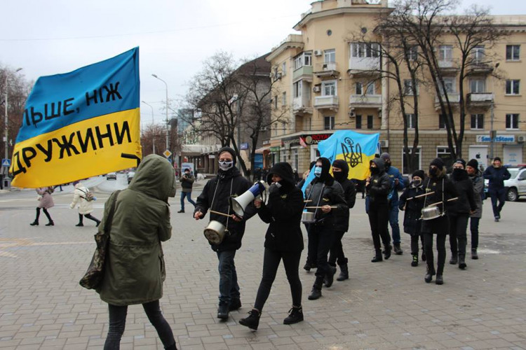 8 березня: в Маріуполі учасники маршу за права жінок бояться нападів радикалів (фото, відео)