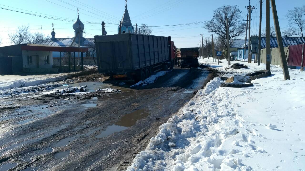 "Это тихий ужас": в сети показали разбитую дорогу Николаев-Кропивницкий (фото, видео)