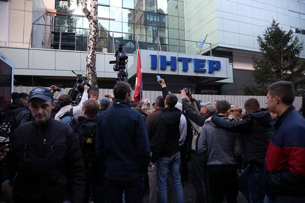 "Інтер" знову пізнав гнів патріотів: активісти хочуть знести паркан біля офісу телеканалу