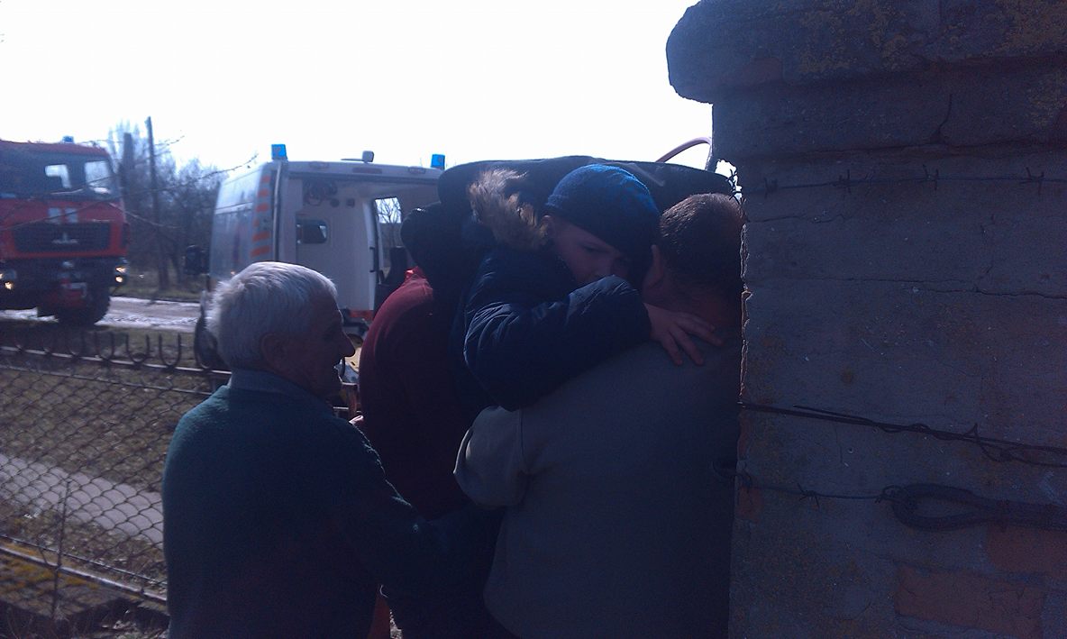 У Рівненській області дитина застрягла на паркані, проткнувши ногу арматурою (відео)