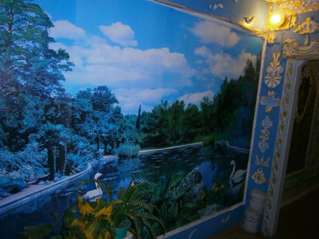 Почти Версаль: в Киеве пенсионер превратил подъезд дома в настоящий музей