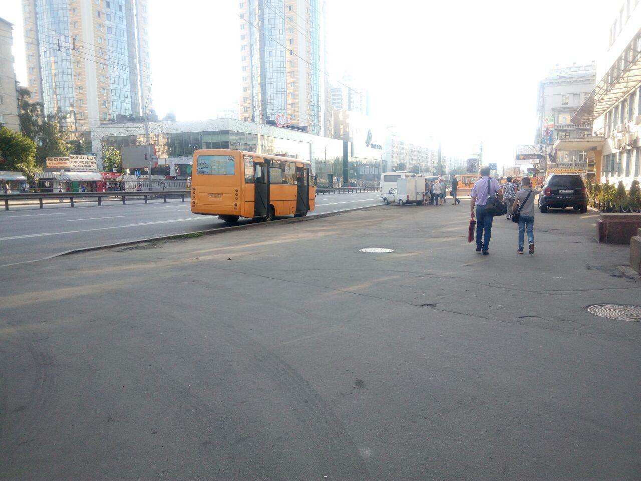 У Києві знесли МАФи біля однієї зі станцій метро