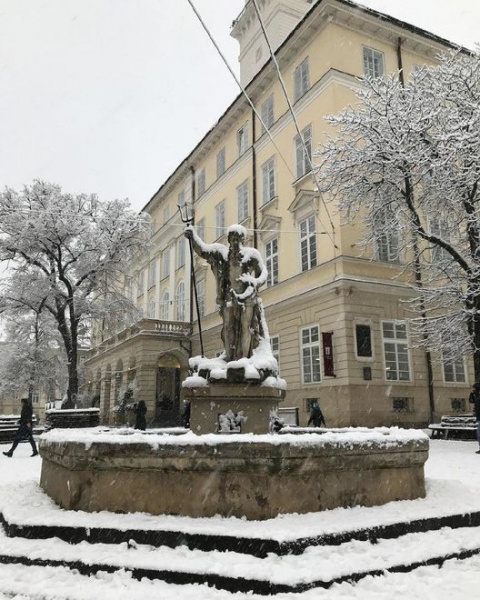 Снегопад превратил Львов в город-сказку: впечатляющие фото