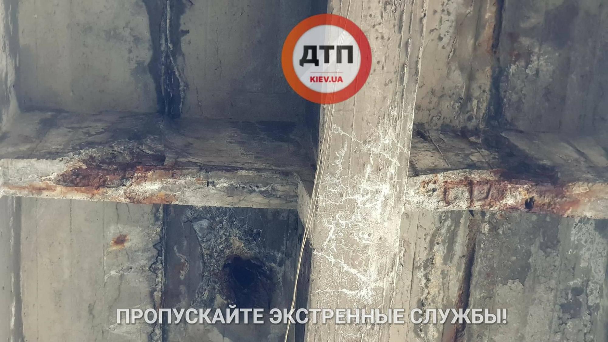 В Киеве разрушается еще один мост (фото)