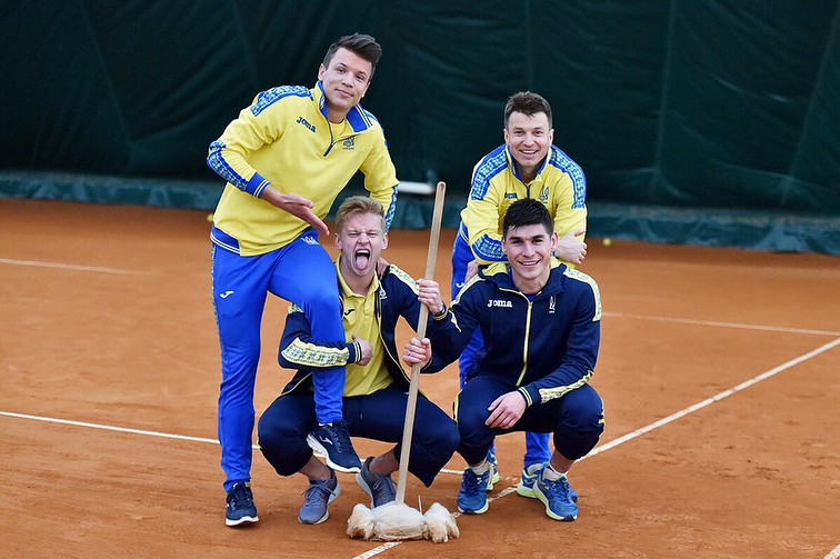 &quot;Я сразу бью по зубам&quot;: футболисты сборной Украины &quot;наказали&quot; Коноплянку (видео)