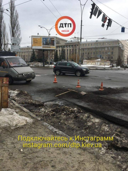 В Києві укладали асфальт в сніг та калюжі (фото)