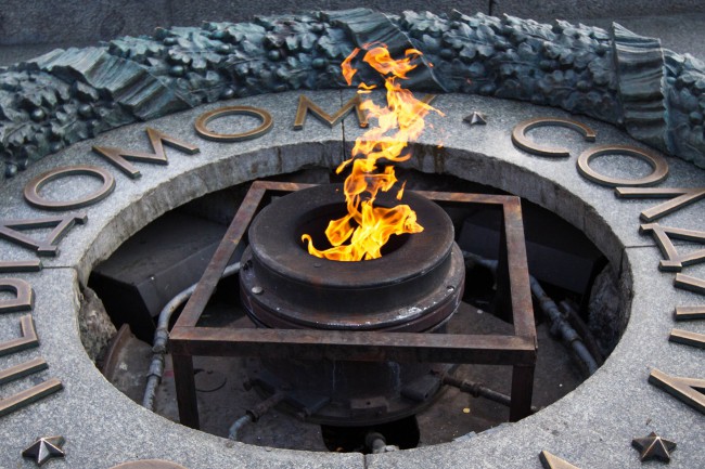 В Киеве вандалы в парке Славы срезали бронзовое обрамление с Вечного огня