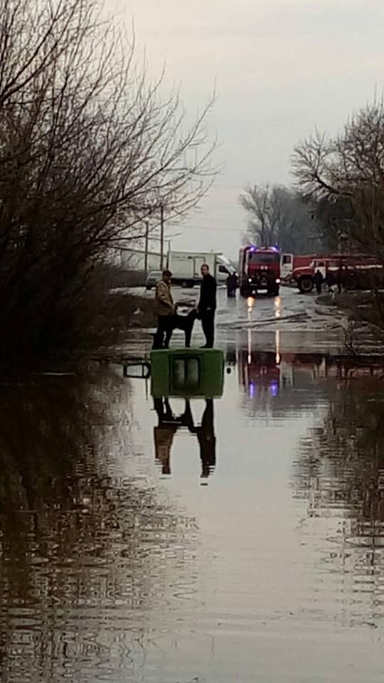 Наводнение под Киевом: в сети показали, как водители "переплывали" дорогу возле столицы (фото, видео)