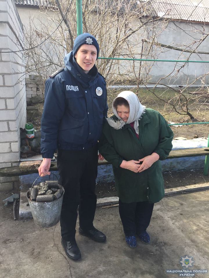 "Це - справжня Україна": поліцейський допоміг пенсіонерці і став героєм соцмереж