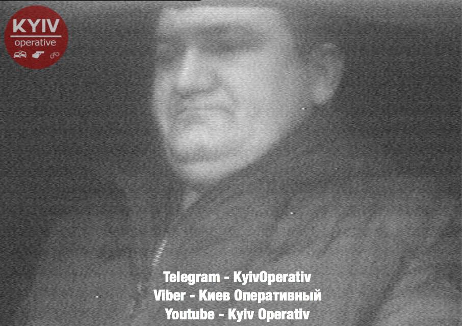 В Киеве разыскивают дерзкого грабителя, который нагло украл из авто три сумки (фото)
