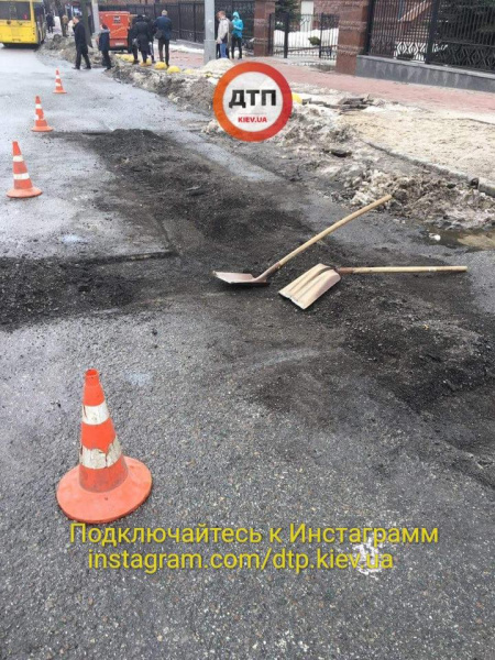 В Києві укладали асфальт в сніг та калюжі (фото)