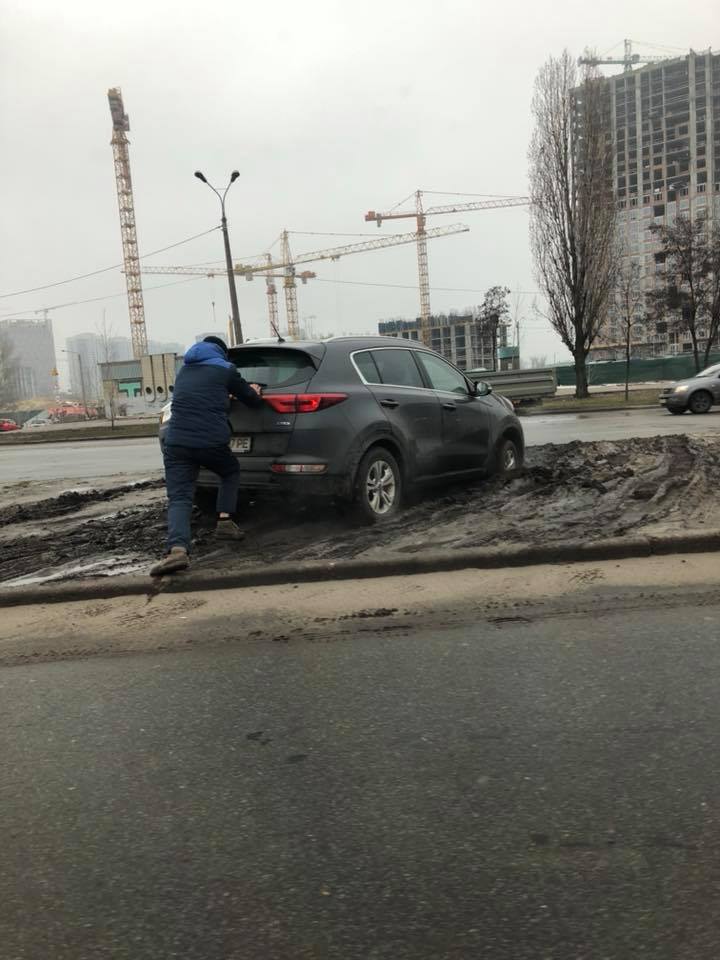 "Дятел сказочный": реакция сети на киевского водителя-"танкиста" (фото)