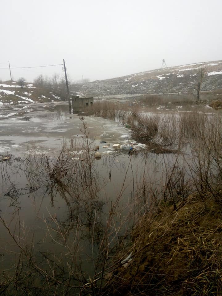У Київській області озеро вийшло з берегів через найближче до нього звалище (фото)
