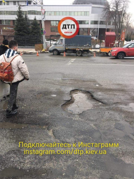 В Києві укладали асфальт в сніг та калюжі (фото)