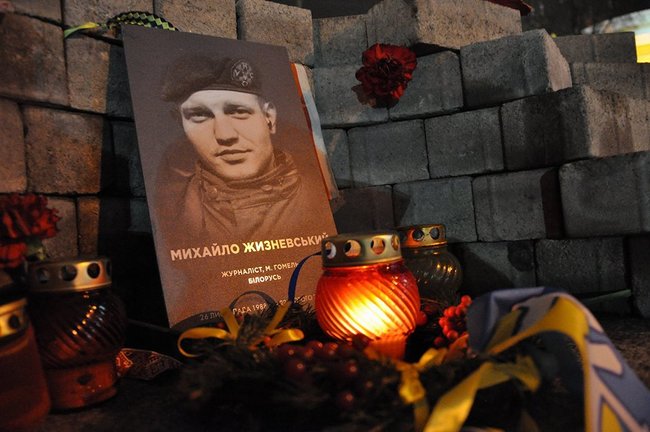 В Киеве на Аллее Героев Небесной Сотни появились рождественские детали