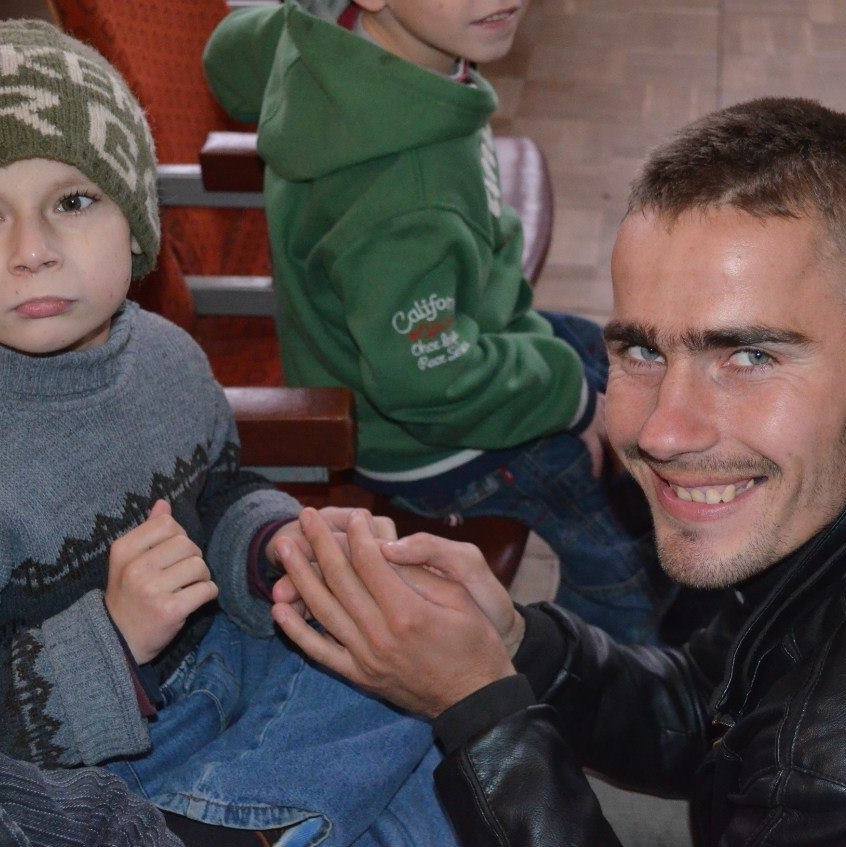 "Нести в мир добро": ветеран АТО после контузии помогает сиротам и бездомным