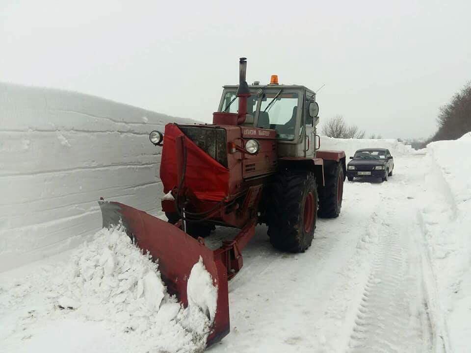 &quot;Вот это весна&quot;: пользователи сети удивились огромным сугробам снега в Луганской области