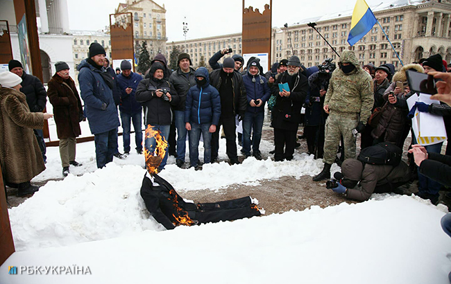 Как в Киеве активисты протестовали против выборов президента в РФ: яркий фоторепортаж