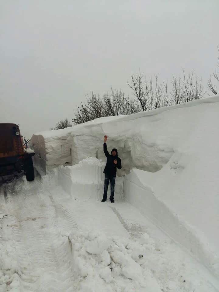 &quot;Вот это весна&quot;: пользователи сети удивились огромным сугробам снега в Луганской области