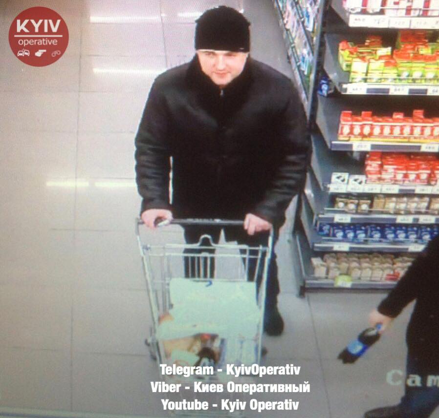 "Набрал полную тележку и вышел": в сети ищут вора, который воспользовался нерабочей кассой (фото)