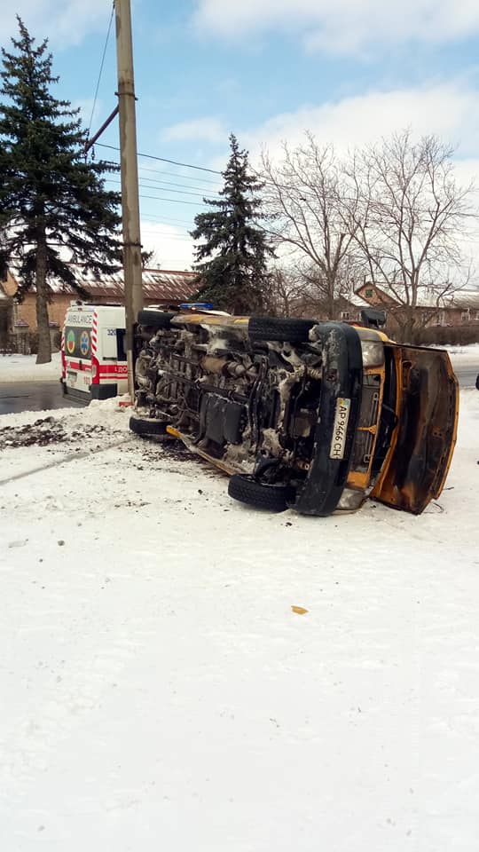 У Запоріжжі перекинулася маршрутка, яка їхала зі швидкістю 100 км/год