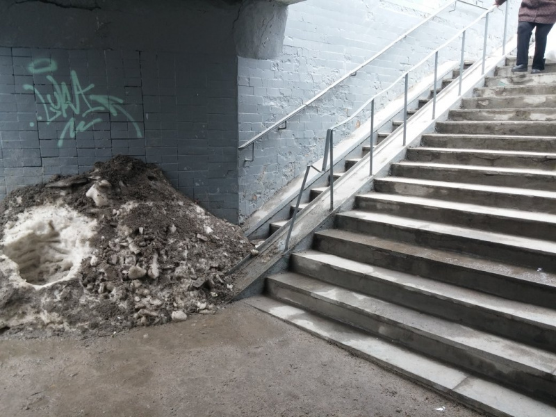 С коляской не проехать: в Запорожье заблокировали подземный переход огромной кучей снега