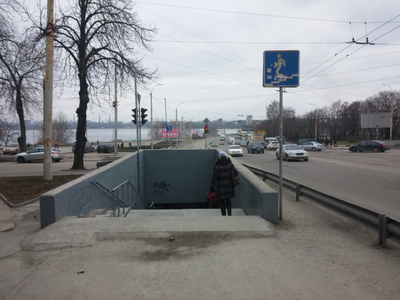 С коляской не проехать: в Запорожье заблокировали подземный переход огромной кучей снега