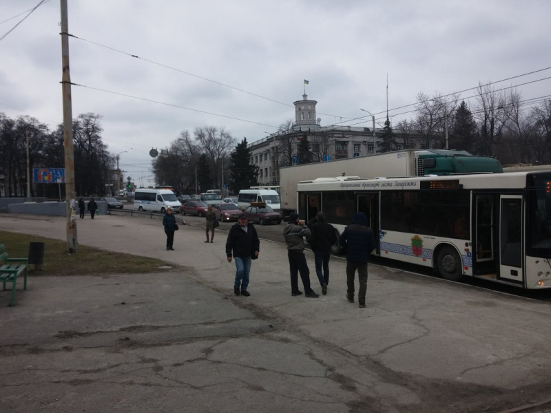 С коляской не проехать: в Запорожье заблокировали подземный переход огромной кучей снега