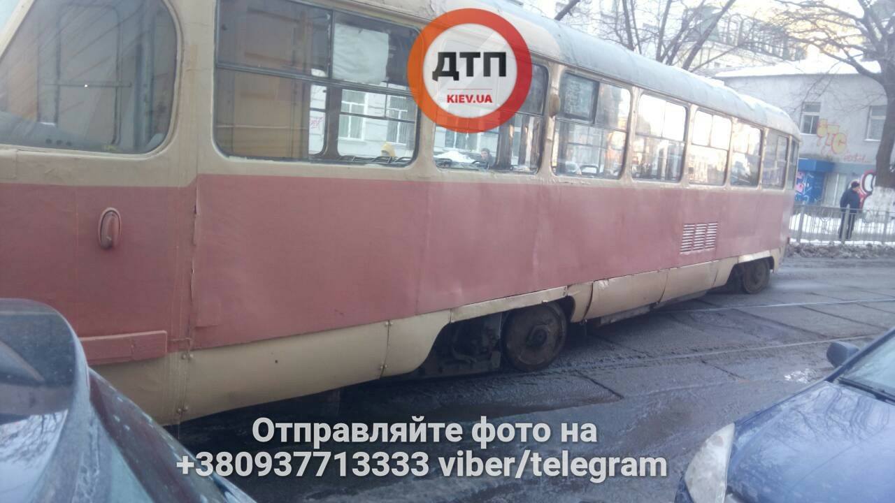 Движение заблокировано: в центре Киева сошел с рельс трамвай (фото)