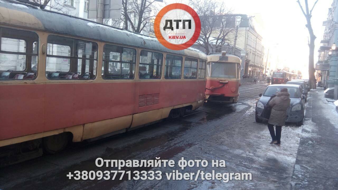 Движение заблокировано: в центре Киева сошел с рельс трамвай (фото)