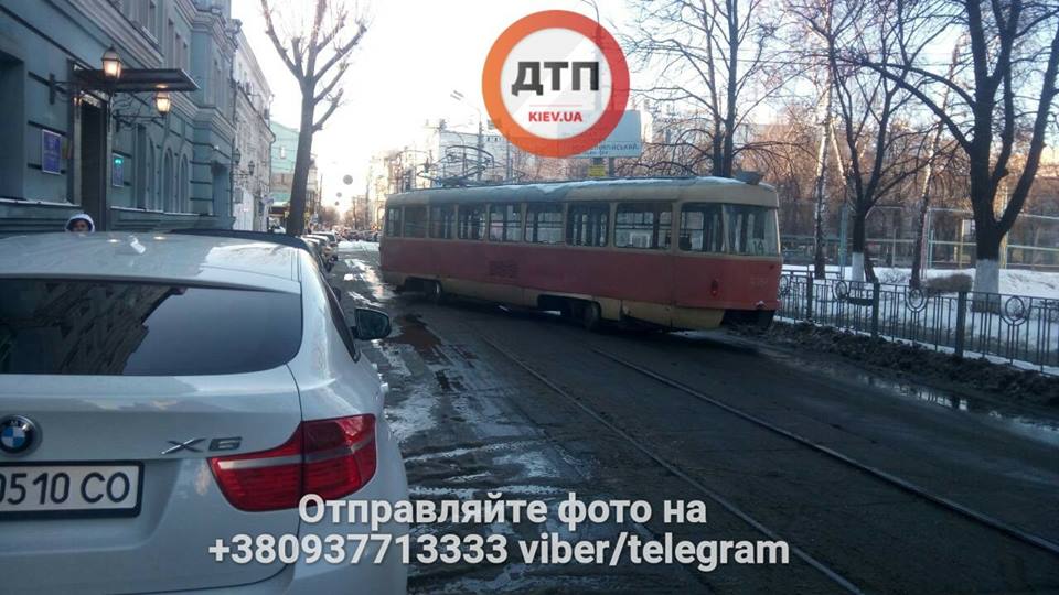 Движение заблокировано: в центре Киева сошел с рельс трамвай (фото)