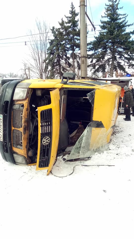 У Запоріжжі перекинулася маршрутка, яка їхала зі швидкістю 100 км/год