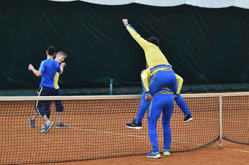 &quot;Я сразу бью по зубам&quot;: футболисты сборной Украины &quot;наказали&quot; Коноплянку (видео)