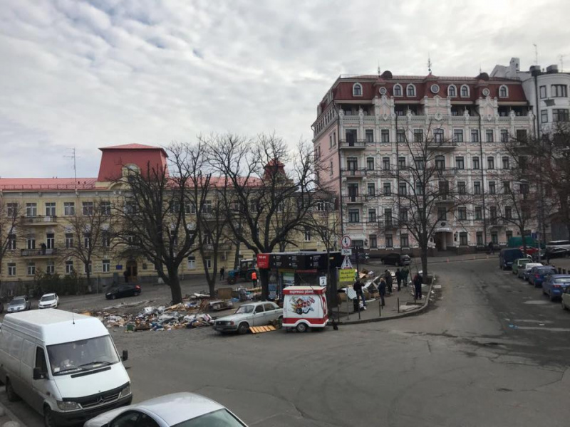 У Києві на Андріївському узвозі демонтували МАФи (фото)