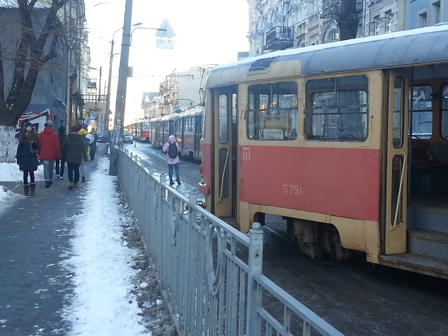 Движение заблокировано: в центре Киева сошел с рельс трамвай (фото)