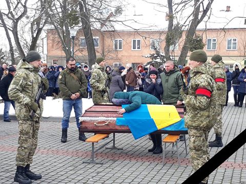 У Львівській області на колінах попрощалися з загиблими в зоні АТО прикордонником (фото, відео)