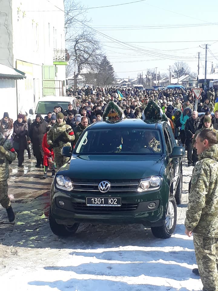 У Львівській області на колінах попрощалися з загиблими в зоні АТО прикордонником (фото, відео)