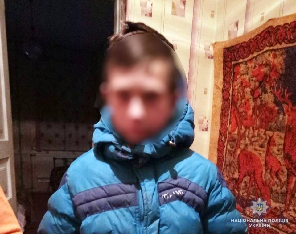 Посварився з мамою: у Київській області хлопчик шість діб ночував у під'їзді (фото)