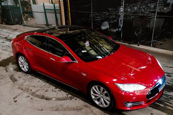 Пенсіонер з Києва, який продавав мед на Tesla, продає електромобіль