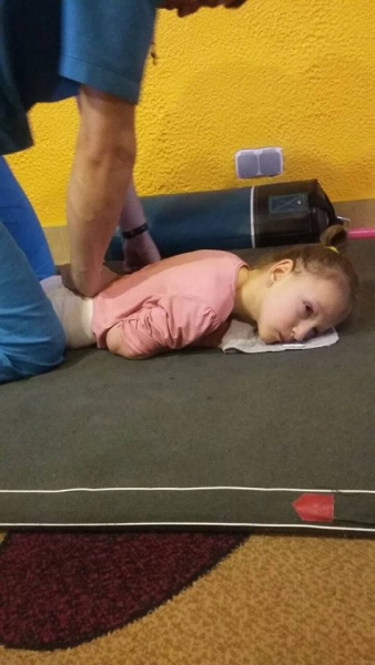 Хочу ходити: сестри-двійнята з ДЦП терміново потребують допомоги