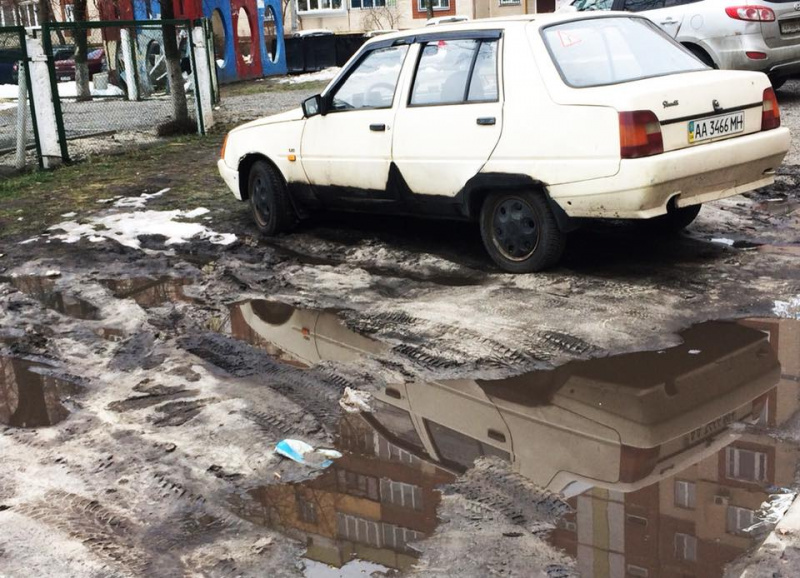 "Везде такая картина": в Киеве пожаловались на грязь от автомобилей (фото)