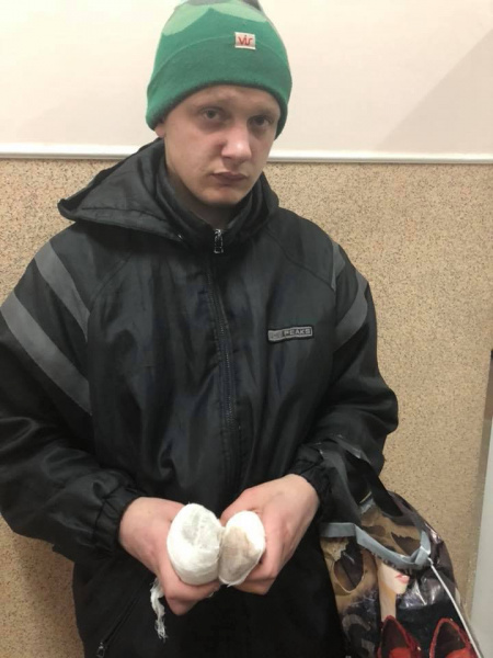 "Задерживают уже в третий раз": в Черновцах активисты "вернули отрезанные руки" попрошайке (видео)