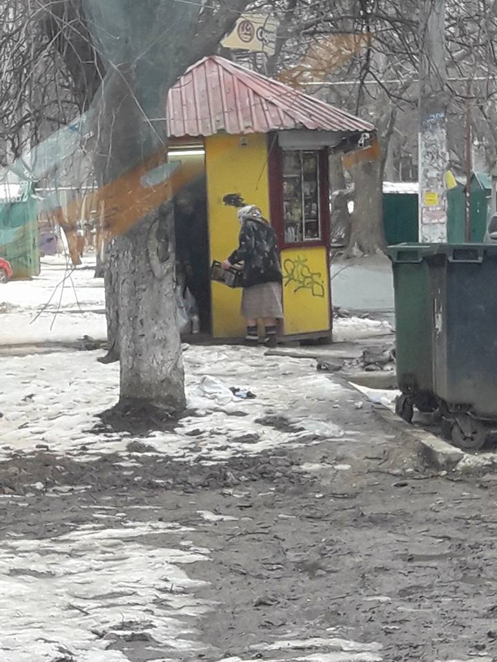 В Одессе в МАФ доставили хлеб из мусорника: в сети возмущены