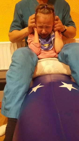 Хочу ходити: сестри-двійнята з ДЦП терміново потребують допомоги