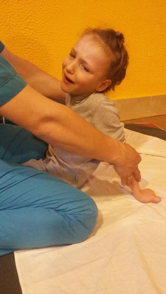 Хочу ходити: сестри-двійнята з ДЦП терміново потребують допомоги